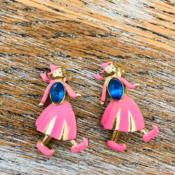 Jewelry - Vintage Pink Dutch Girl Pin Set 🎀